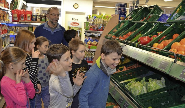 Aha, so viel kostet  Obst und Gemse. ...kunden, wie sich Geldausgeben anfhlt.  | Foto: Liane Schilling