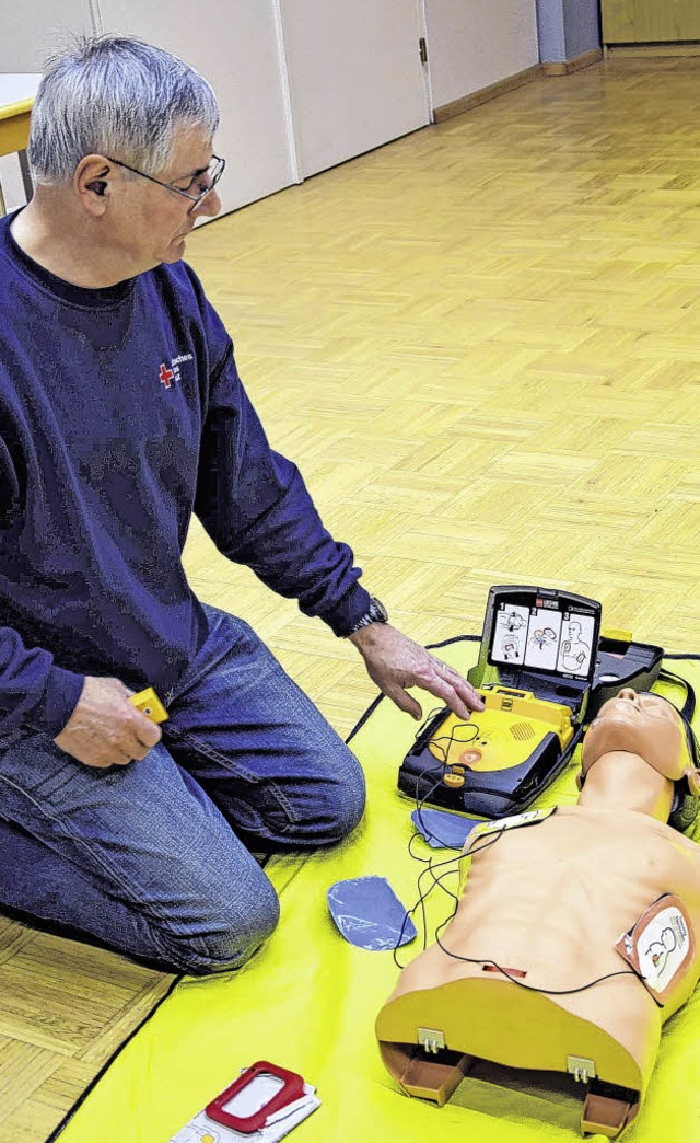Edelbert Gantert zeigt den Einsatz eines Defibrillators   | Foto: Martin