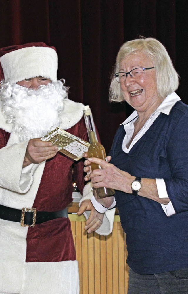 Gut zu lachen hatte Waltraud Buchholz,...s Jahr nicht nur bei der Adventsfeier.  | Foto: Malin Mueller