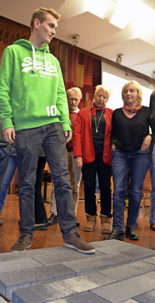 SPD-Gemeinderat Leon Intveen  wagt den...senbahnplatz in Wyhlen werden sollen.   | Foto: Ralf H. Dorweiler