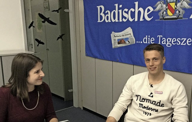SC-Keeper Alexander Schwolow beim BZ-Chat. Links  BZ-Redakteurin Julia Dreier.   | Foto: G. Kutkat