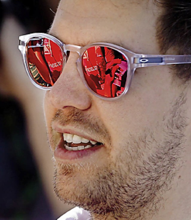 Sehen Sebastian Vettel und Ferrari alles durch die rote Brille?  | Foto: dpa