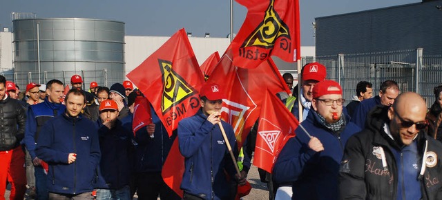 Protestmarsch gegen die Werkschlieung in Neuenburg  | Foto: Kramer
