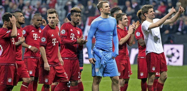 So sehen (spte) Sieger aus: die Bayern beim Feiern  | Foto: dpa