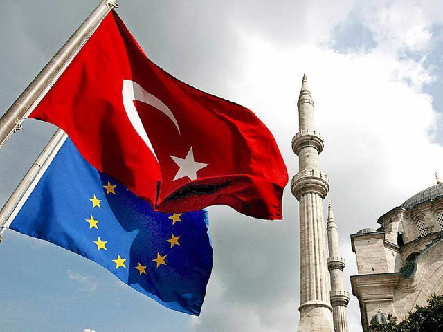 Symbolbild: Die Fahnen von EU und Trkei vor historischer Kulisse in Istanbul. 