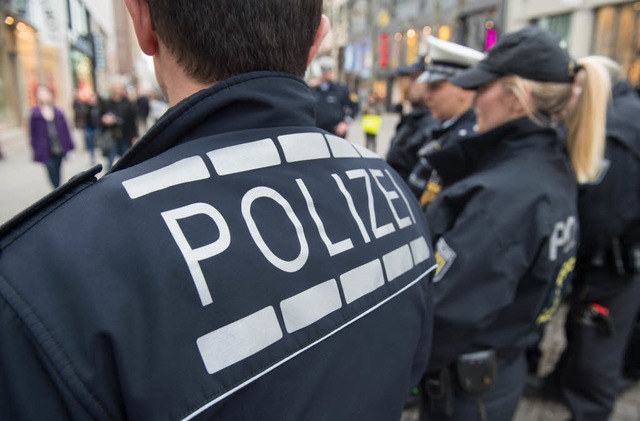 Polizeibeamte der Landespolizei und der Bundespolizei in Stuttgart (Symbolbild)  | Foto: dpa