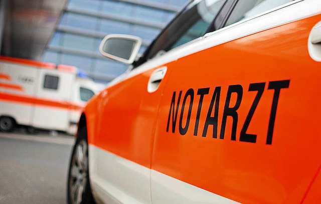 Der Notarzt musste zur Unfallstelle anrcken.   | Foto: Werner/dpa