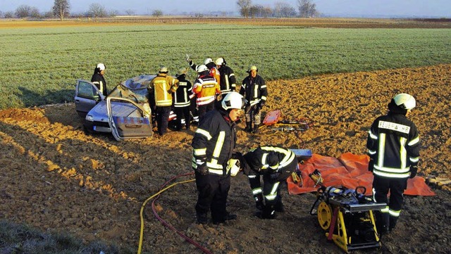 Die Feuerwehr Endingen musste den verunglckten Fahrer aus seinem Pkw befreien.   | Foto: Feuerwehr Endingen