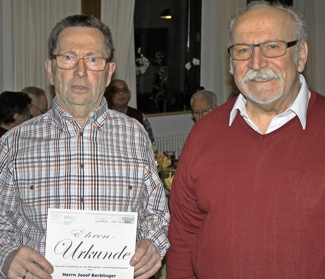 Adalbert Jger (rechts) ehrte seinen M...  fr zehnjhrige Vorstandsttigkeit.   | Foto: Werner Schnabl