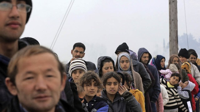 Mit dem Strom der Flchtlinge landen a...en zunchst in Idomeni (Griechenland).  | Foto: DPA