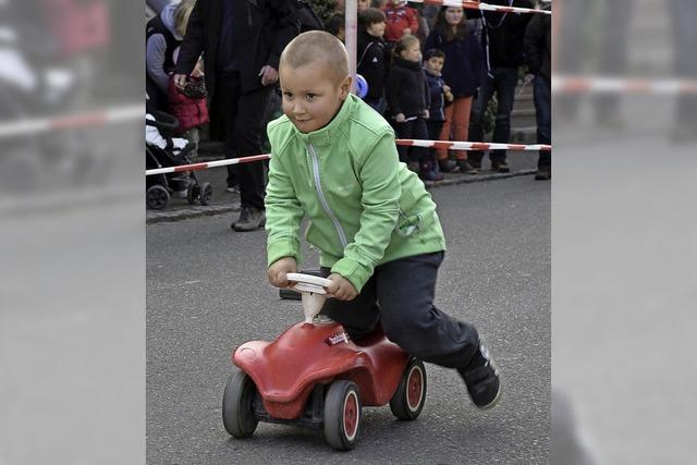 Raser auf dem Bobby Car