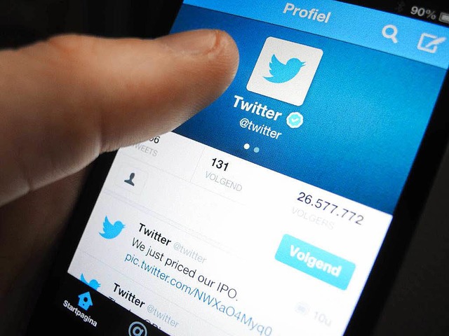 Die 140 Zeichen bleiben: die Ansicht eines Twitter-Accounts auf einem Smartphone  | Foto: dpa