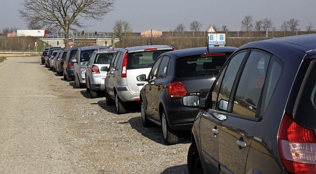 Wildes Parken an der Autobahnauffahrt ... Stadt plant einen Pendler-Parkplatz.   | Foto: Barbara Schmidt