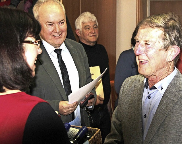 Die Ehrennadel in Gold erhielt Kurt He...iedschaft  beim Turnverein Btzingen.   | Foto: Horst David