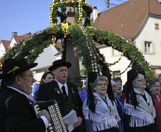 Bei herrlichem Frhlingswetter weihte ...runnen in der Ihringer Ortsmitte ein.   | Foto: Elisabeth Jakob-Klblin