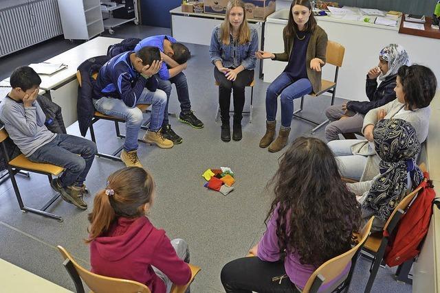 Die Studentinnen Luisa Langer und Tamina Albiez haben Flchtlingskinder in Niederhof unterrichtet