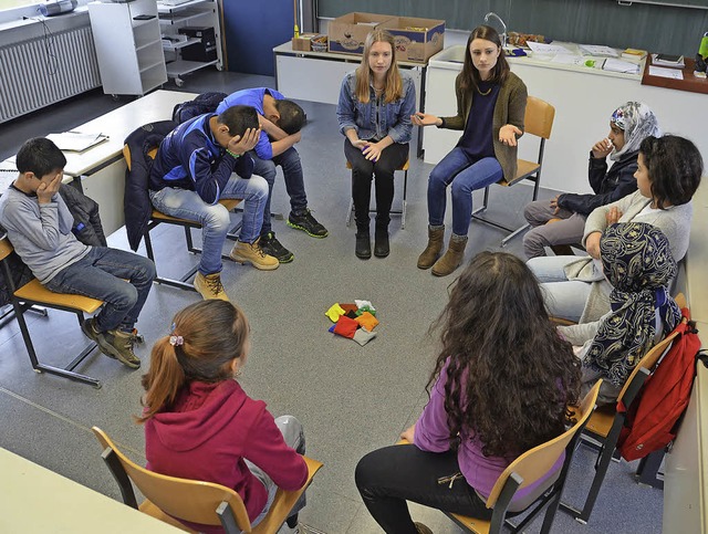 Die beiden Studentinnen Luisa Langer (...n anhand von bunten Sckchen Deutsch.   | Foto: Felix Held