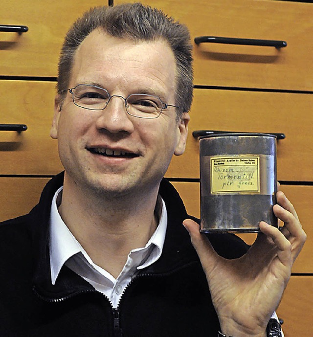 Hfnet-Apotheker Gernot Roth mit der  ...hichte der Steinener Apotheken  stand.  | Foto: Robert Bergmann