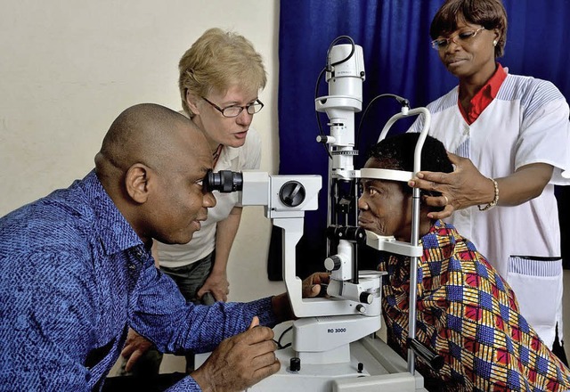 Bei der Untersuchung mit der Spaltlamp...tar bei einem Patienten in Togo fest.   | Foto: CBM/argum/Einberger