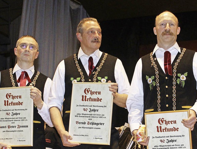 Hans-Peter Fromm, Bernd Schlageter und...n der Trachtenkapelle ernannt worden.   | Foto: Liebwein