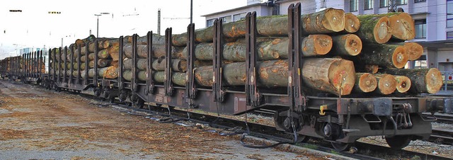 Auch am Freitagmorgen stand ein Zug ab...l waren fnf Waggons mit Holz beladen.  | Foto: Rolf Reimann