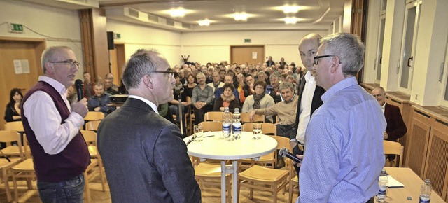 Diskussionsfreudig: Moderator Christop...on links) und vor allem das Publikum.   | Foto: Bernd Fackler