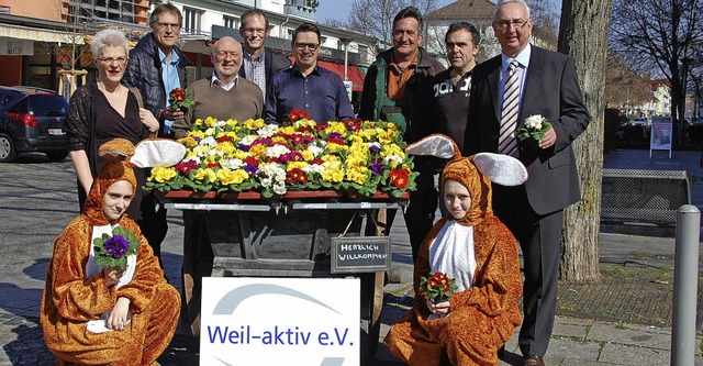 Mit einem Leiterwagen voll blhender P...uerdem  Kinder  zur Nestersuche ein.   | Foto: Frey