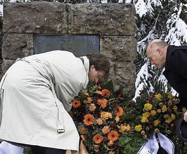 Zum 50. Jahrestag des Busunglcks im &...alf Auer Krnze am Gedenkstein nieder.  | Foto: Christa Maier