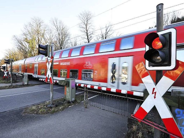 Die Schranken am Bahnbergang Mslestrae sind lnger unten.  | Foto: Thomas Kunz