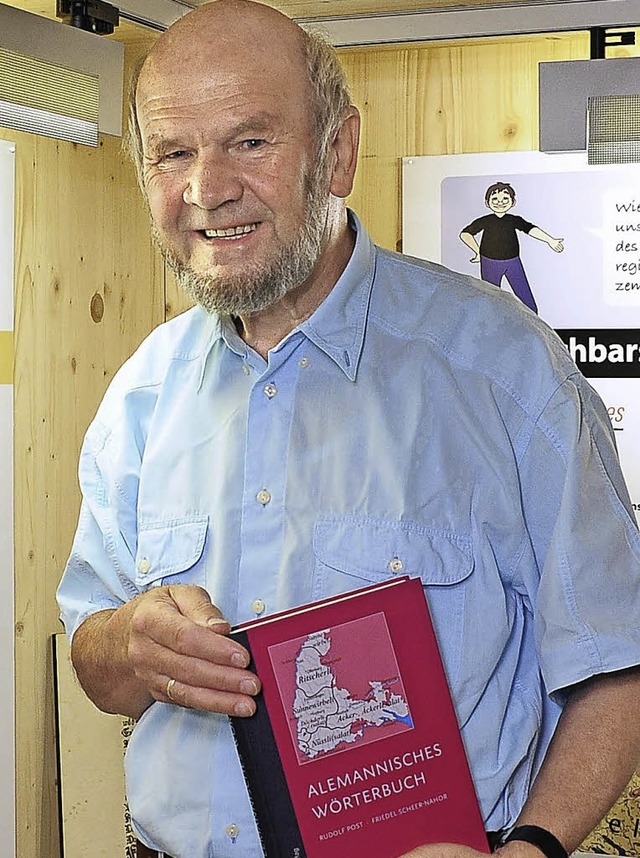 Klaus Poppen mit dem neuen Alemannischen Wrterbuch 2011    | Foto: Thomas Kunz