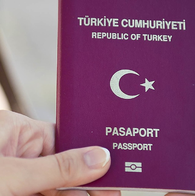 Der Pass allein berechtigt Trken nicht zur Einreise in die EU.   | Foto: dpa
