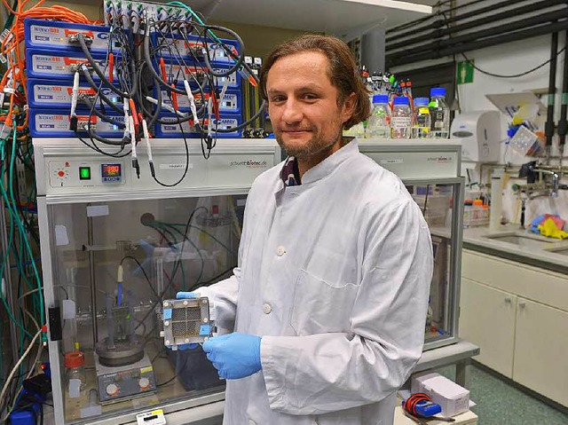 Sven Kerzenmacher mit einem Prototyp einer Bio-Brennstoffzelle  | Foto: Michael Heilemann