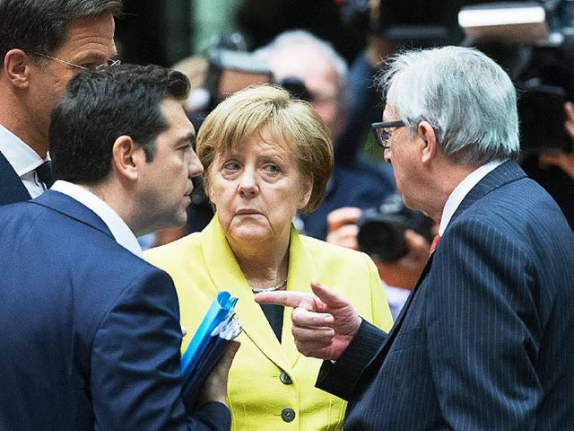 Alexis Tsipras, Angela Merkel und Jean-Claude Juncker beim EU-Gipfel in Brssel.  | Foto: dpa