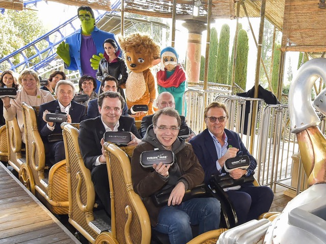 Hei auf Tempo und Emotionen: Familie ... vor der Premierenfahrt mit VR-Brille.  | Foto: Europa-Park