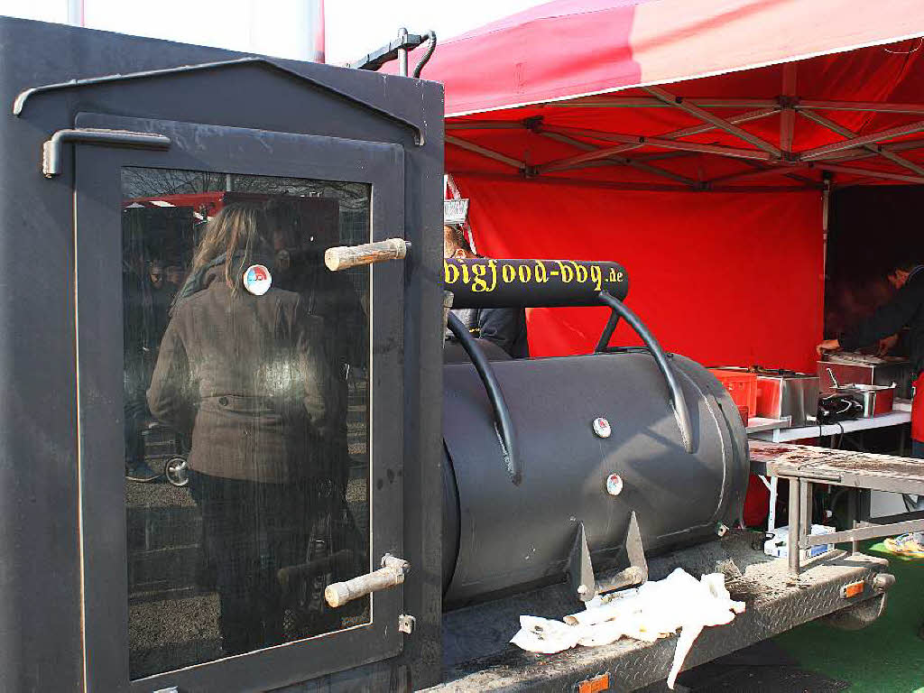 Der Bigfood-Barbecue Gargrill. Hier wird das Pulled Pork bei schwacher Temperatur von etwa 100 Grad Celsius langsam  gegart. Durch die Kohle erhlt es ein leichtes Raucharoma.