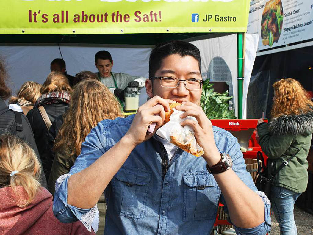 Duy Le, 25 Jahre, aus Kehl isst gerade einen Pulled-Pork-Burger. So muss sein Burger sein: viel Fleisch und saftig.
