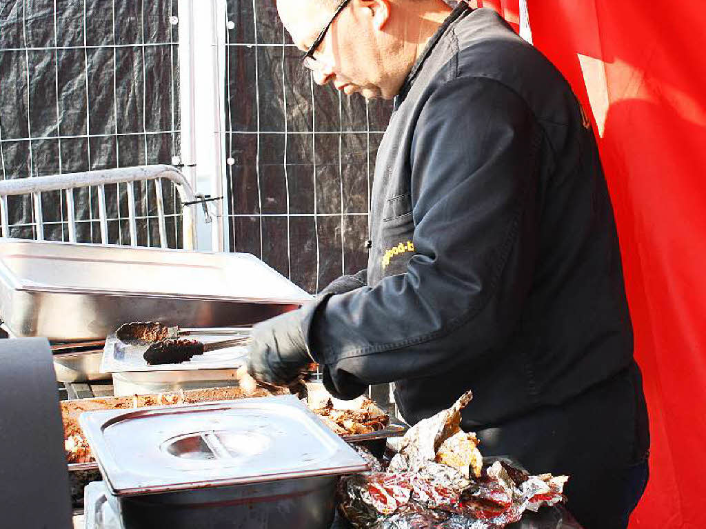 Bernd Kater bereitet das Pulled Pork fr die Burger vor.