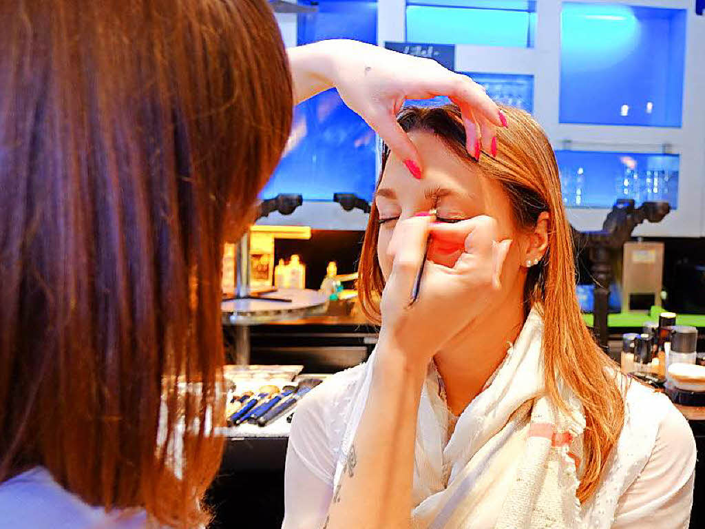 Eine Make-Up-Artistin schminkte die Besucherinnen.