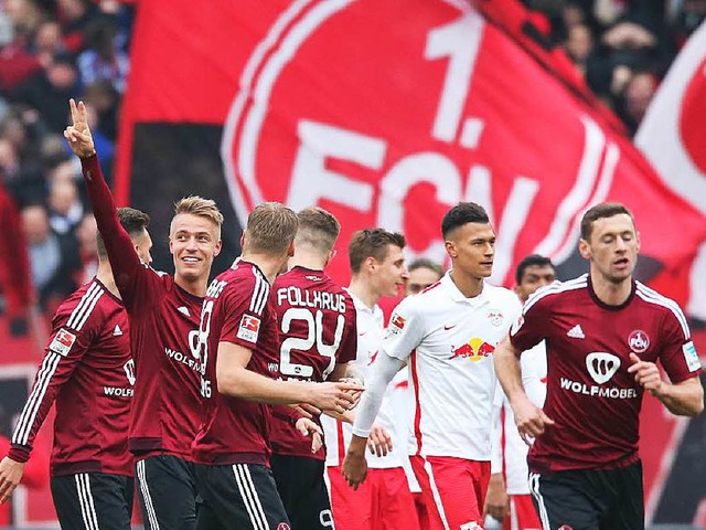 Mit 3:1 besiegte der 1. FC Nrnberg Spitzenreiter RB Leipzig  | Foto: dpa