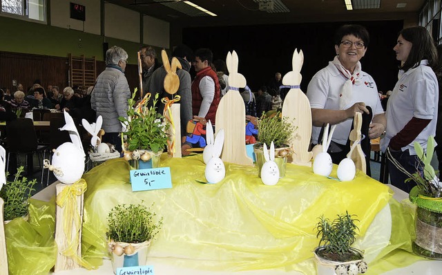 Tolle handgefertigte Bastelarbeiten bo... Osterbazar in der Steinberghalle an.   | Foto: Roland Gutjahr