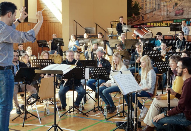 Die Musiker des Landespolizeiorchester...gen gerne an die Jugendlichen weiter.   | Foto: Lena Steinbauer