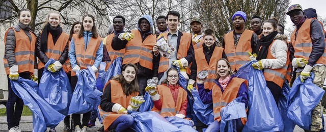 Die Young-Caritas-Gruppe und Flchtlinge sammelten gemeinsam Mll ein.   | Foto: Sebastian Khli