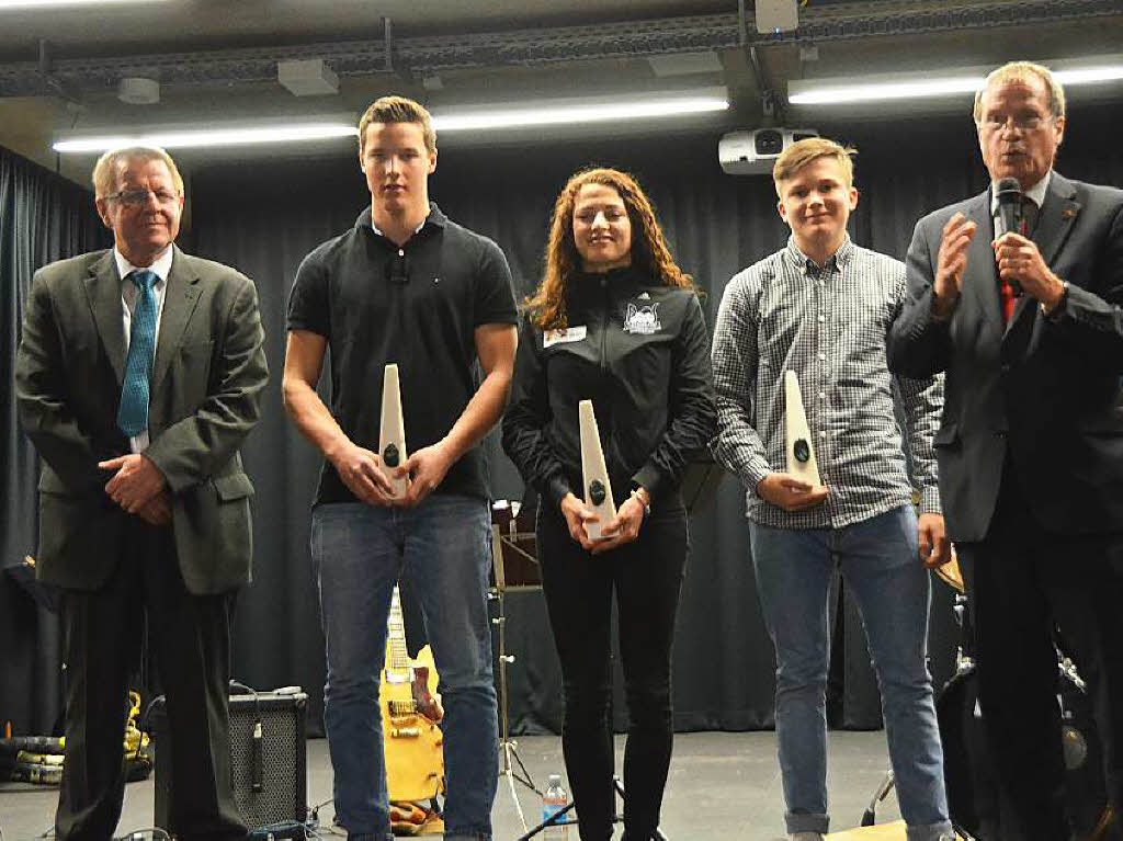 Die sportler des Jahres: Tim Siegmund, Elena Brugger, Ole Schneider, Joscha Holl fehlt. OB Klaus Eberhard und Stadtsportausschussvorsitzender Dieter Wild