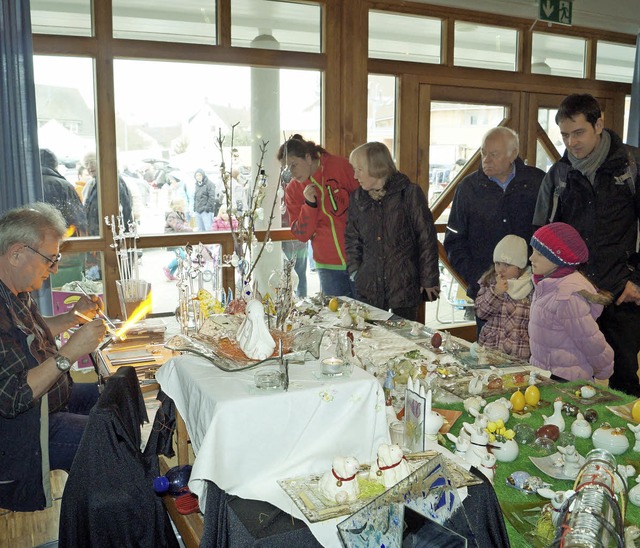 Auch ein Hobby-Glasblser war beim vie...hmarkt unter freiem Himmel unterwegs.   | Foto: Silke Hartenstein