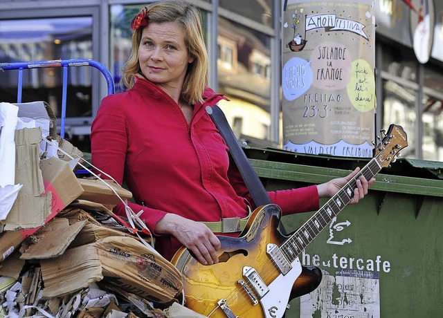 Mit trash-rockiger Geste bringt Bernad...e Botschaft an den Mann und die Frau.   | Foto: Thomas Kunze