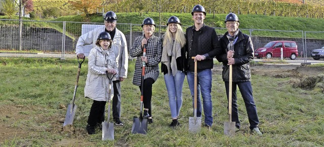 Die Bauherrenfamilie beim endlich erfolgten Spatenstich   | Foto: Privat