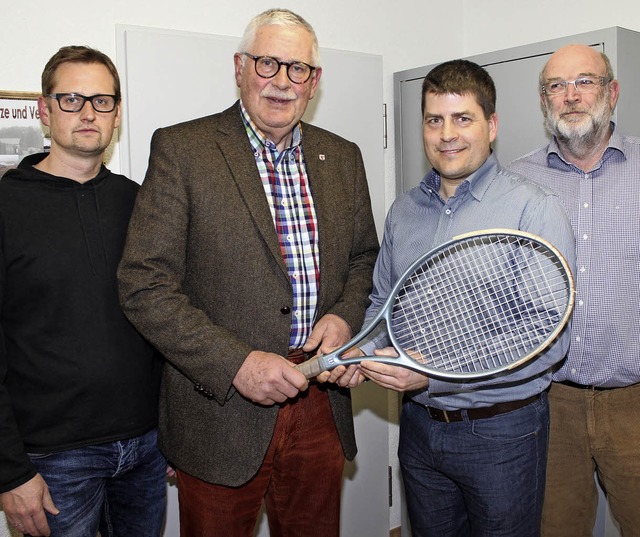 Doppelwechsel im Vorstand des Tenniscl...pitznagel (links) Herbert Hinrichs ab.  | Foto: mario schneberg