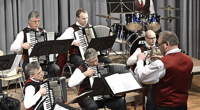 Die Klangflle von zwlf Handharmonika...m faszinierenden neuen Klangerlebnis.   | Foto: Liane SchillinG