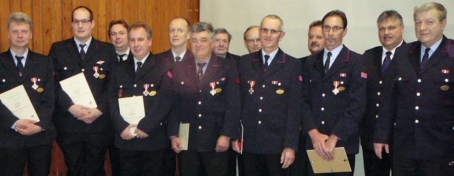 Gesamtkommandant Werner Schmid (rechts...rmnnern zu langjhrigen Dienstzeiten.  | Foto: Rolf Mck