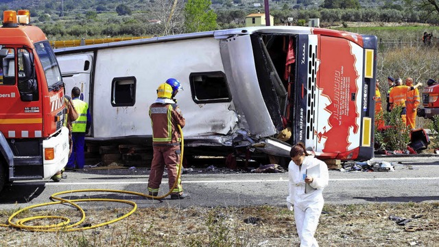 Der Bus ist in den Gegenverkehr geraten und auf die Seite gekippt.   | Foto: AFP